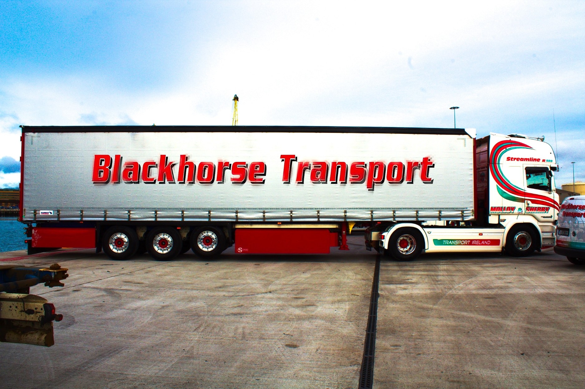 euroliner-trailer-truck-in-dublin-port