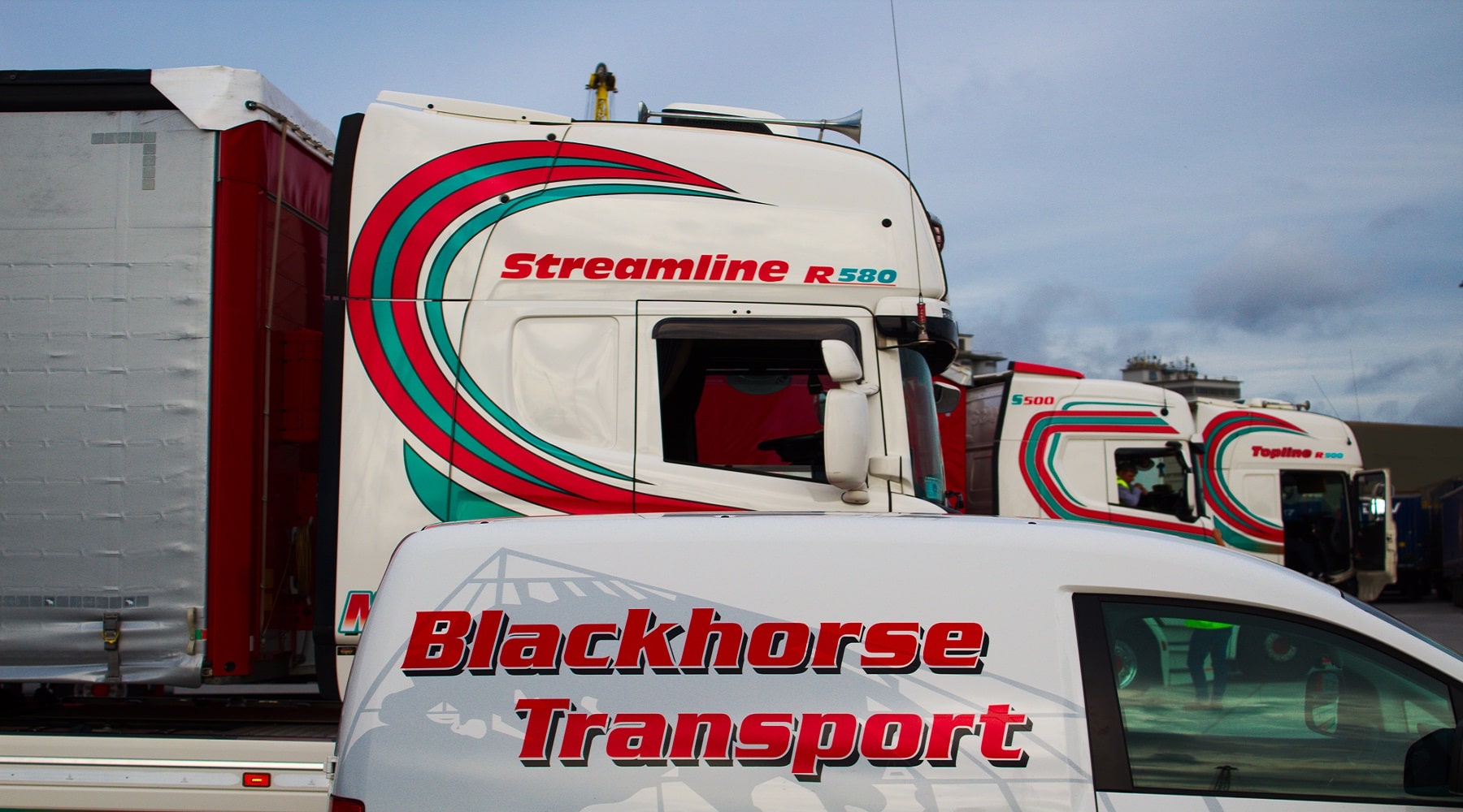 trucks-trailers-in-port